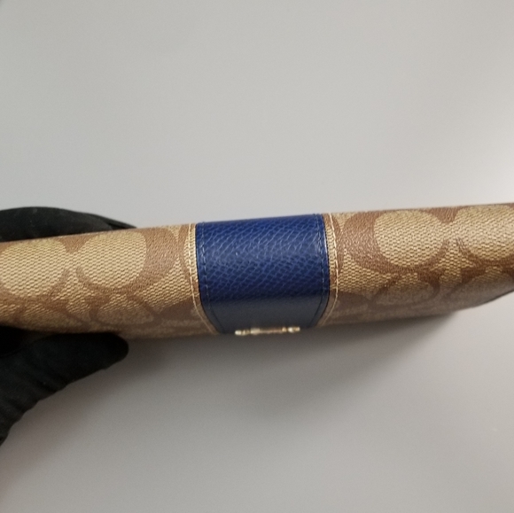 COACH Beautiful Large Zippy compact Wallet Signature - Picture 7 of 16